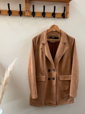 Ci Sono Double-Breasted Suede-Look Blazer in Warm Tan